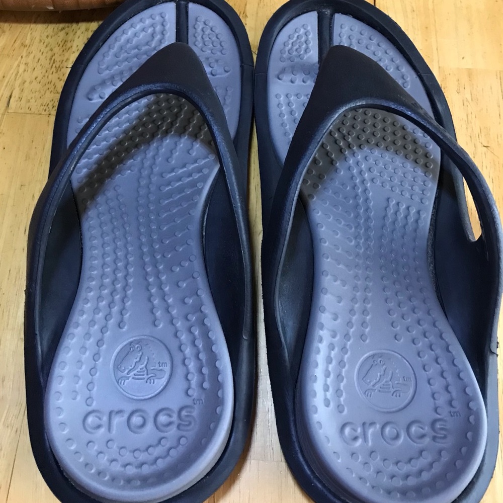 Very comfortable Croc sandals in black. Size 6 rarely worn, good condition.